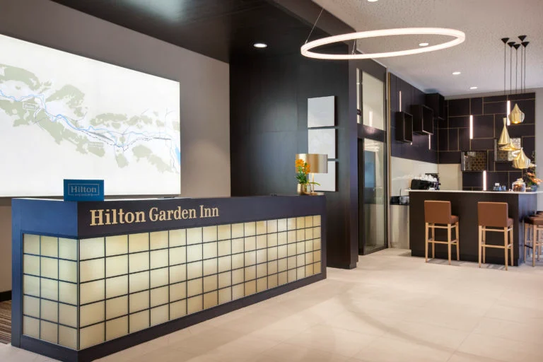 Hotel-Foyer mit atmosphärischer LED-Beleuchtung von leuchtstoff