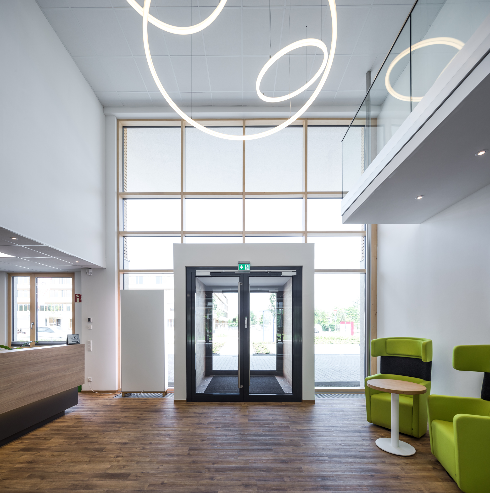 Referenz TheO Designerleuchte im Foyer der Firmenzentrale Aktivoptik Service GmbH in Bad Kreuznach 1