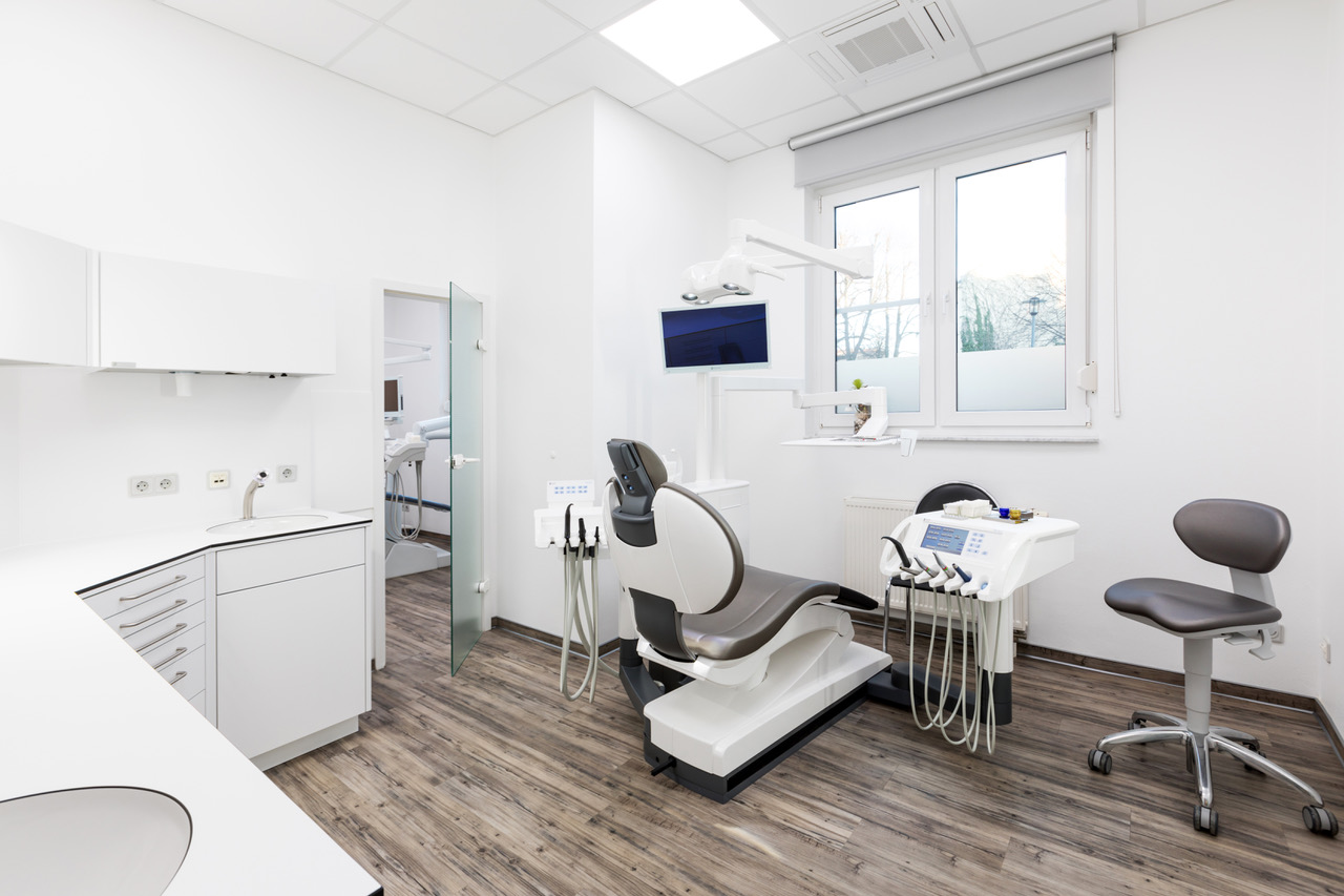Behandlungszimmer Rasterleuchten Arztpraxis Ruehtz