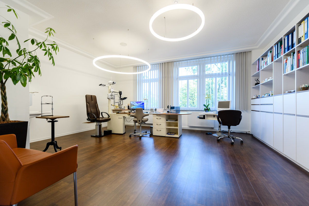 Behandlungszimmer mit neutralweisser LED-Beleuchtung und TheO Ringleuchten