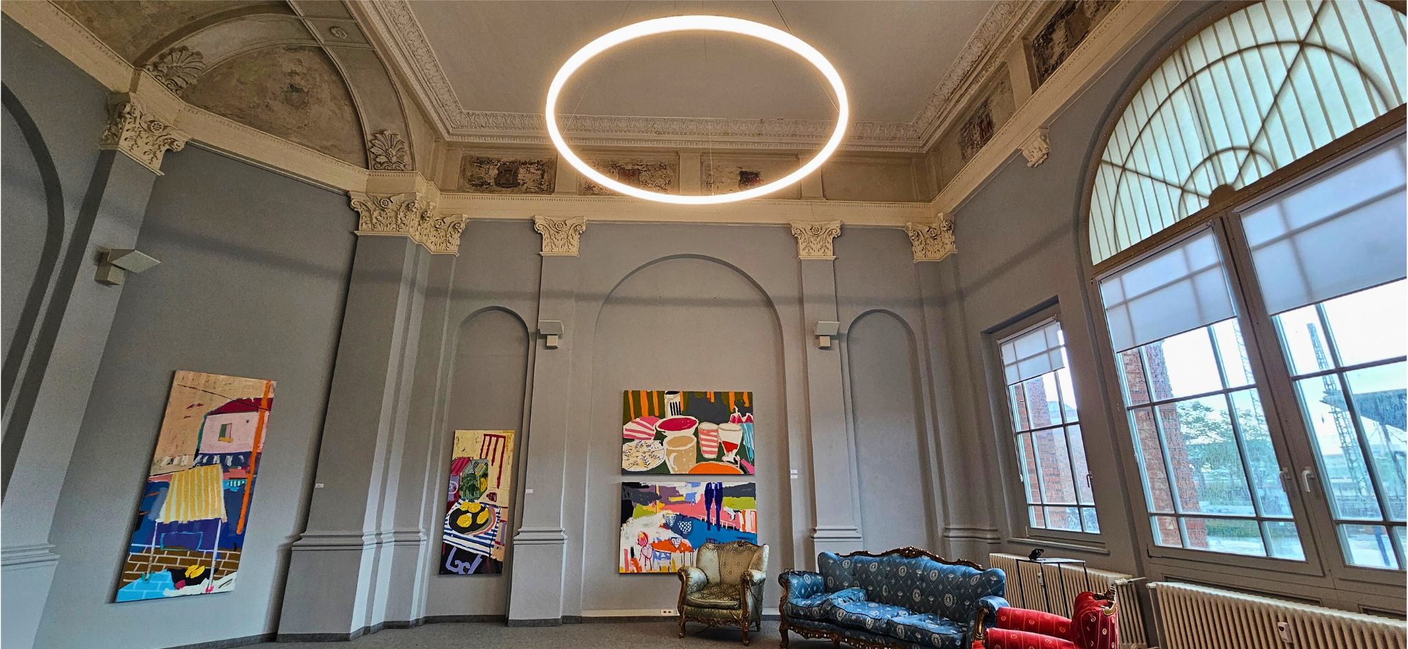 LED-Ringleuchte TheO in einer Kunsthalle mit heller Ausstellungsbeleuchtung