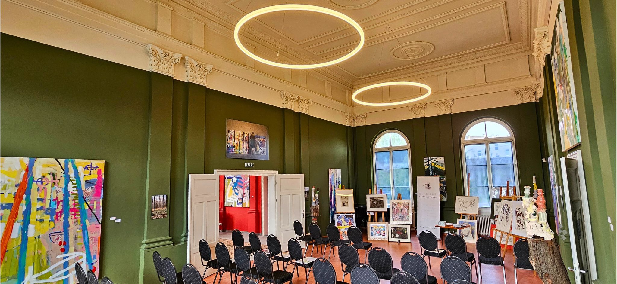 Ausstellungsraum mit TheO Ringleuchte und klarer Lichtführung