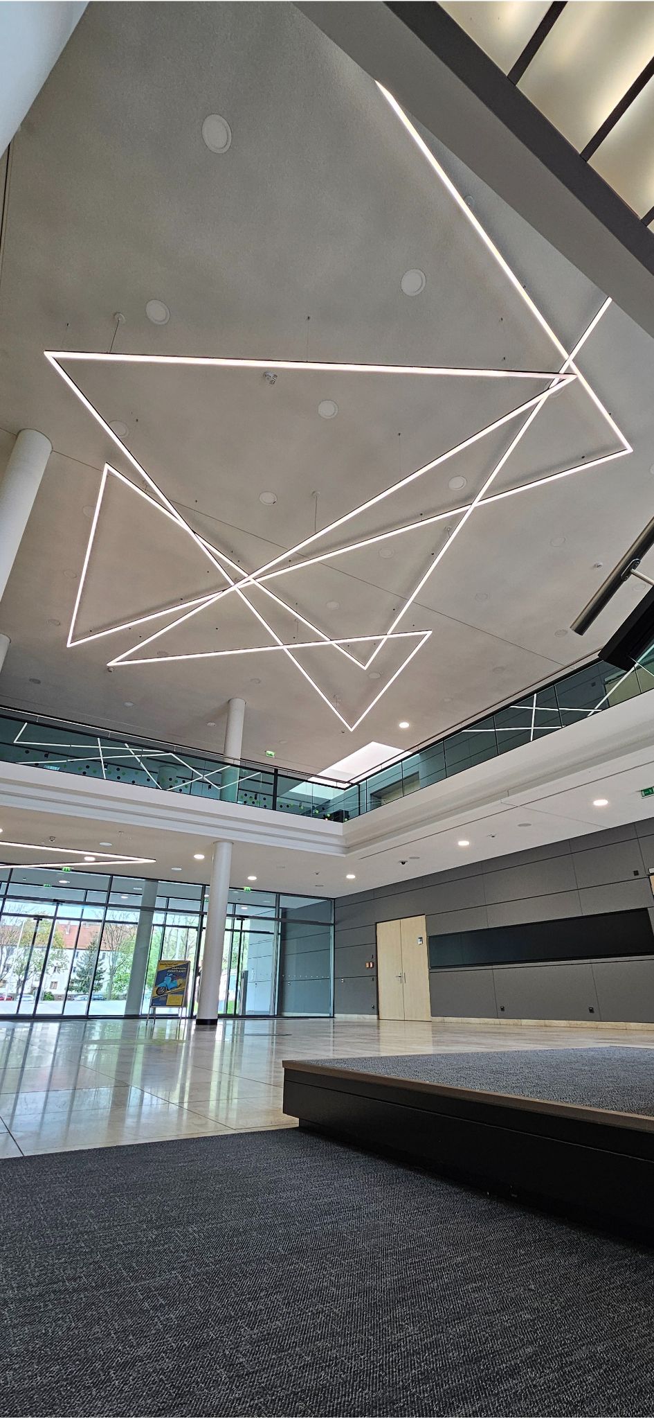 Galerie und Foyer mit LED-Lichtlinie The Line
