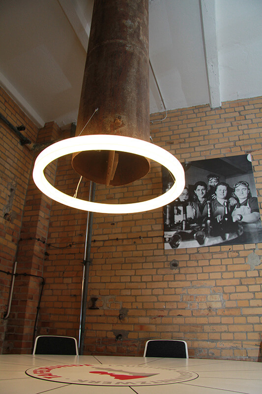 LED Ringleuchte TheO im Agentur office Zwei Helden 2