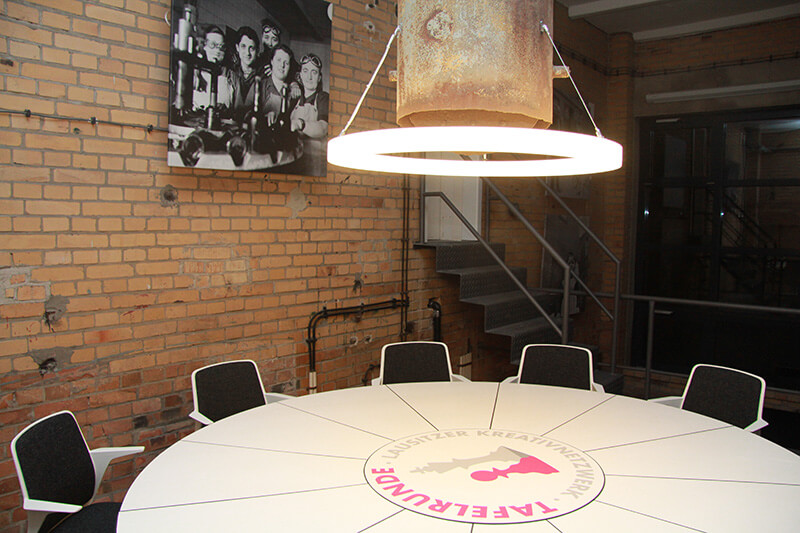 LED Ringleuchte TheO im Agentur office Zwei Helden 3