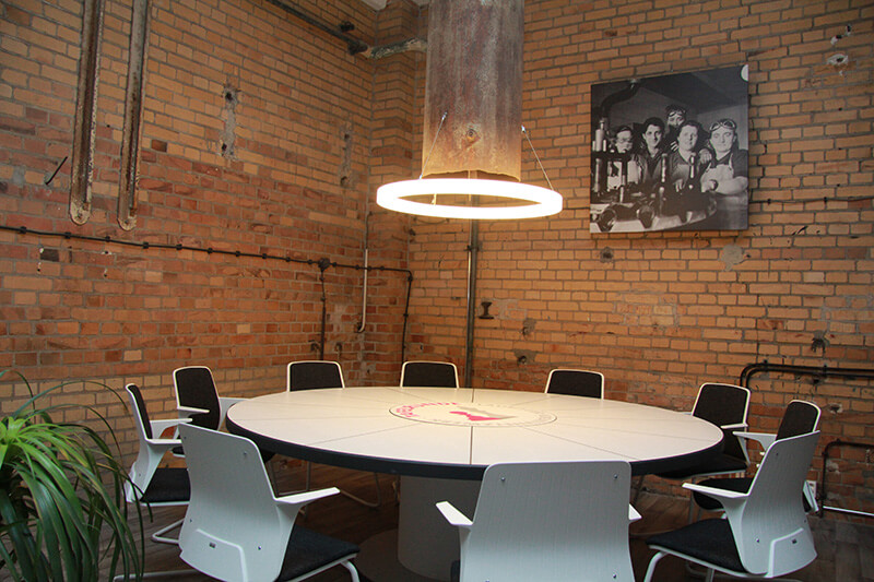 LED Ringleuchte TheO im Agentur office Zwei Helden 4