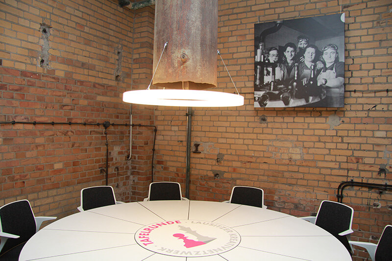 LED Ringleuchte TheO im Agentur office Zwei Helden 5