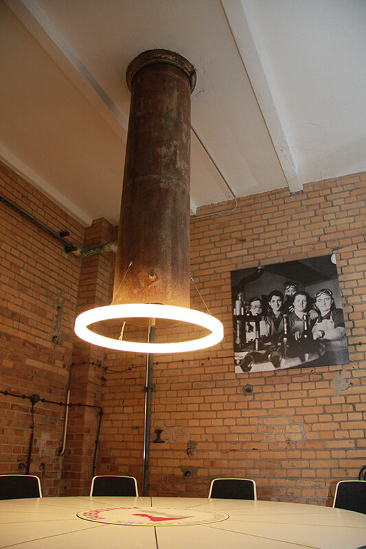 LED Ringleuchte TheO im Agentur office Zwei Helden