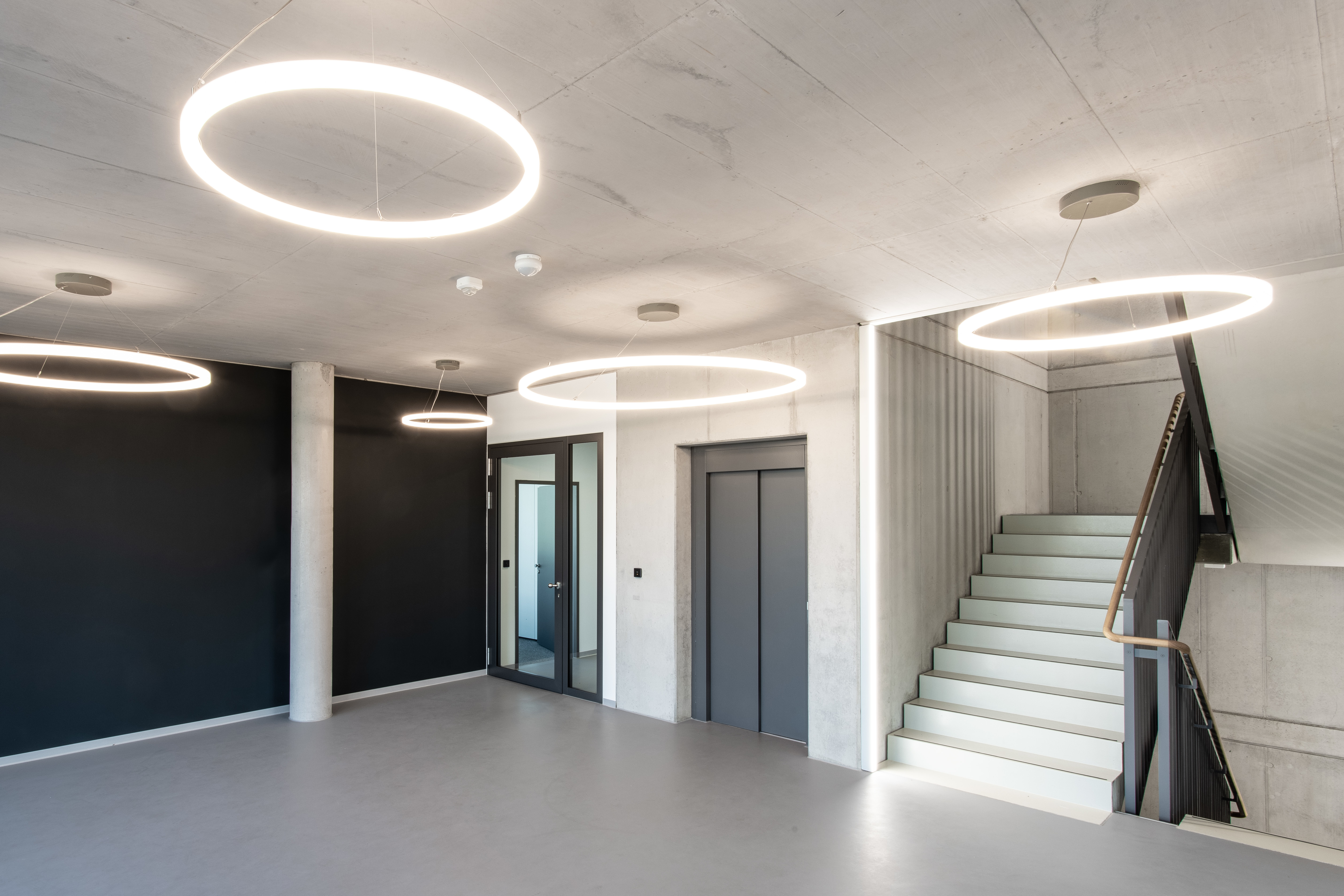 Ringleuchte TheO Evia Foyer Fahrstuhl
