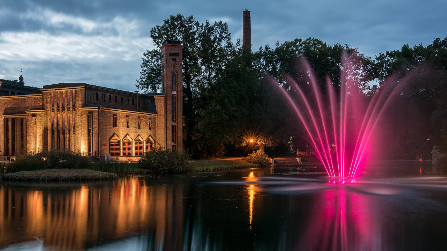 Bunte Lichtinstallation am Amtsteich Cottbus