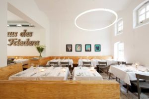 Designerleuchte TheO über den Tischen des Restaurants Ross in Berlin