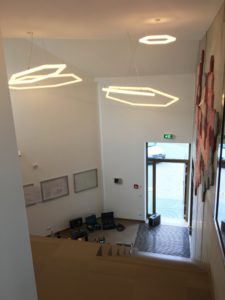 Geometrische LED Haengelampen in einem Treppenflur