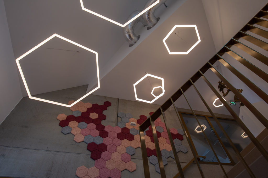 Hexagon-förmige Designerleuchten im Treppenflur des BKZ Luckau