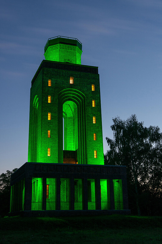 indirekte gruene LED Beleuchtung des Bismarck Turms im Spreewald