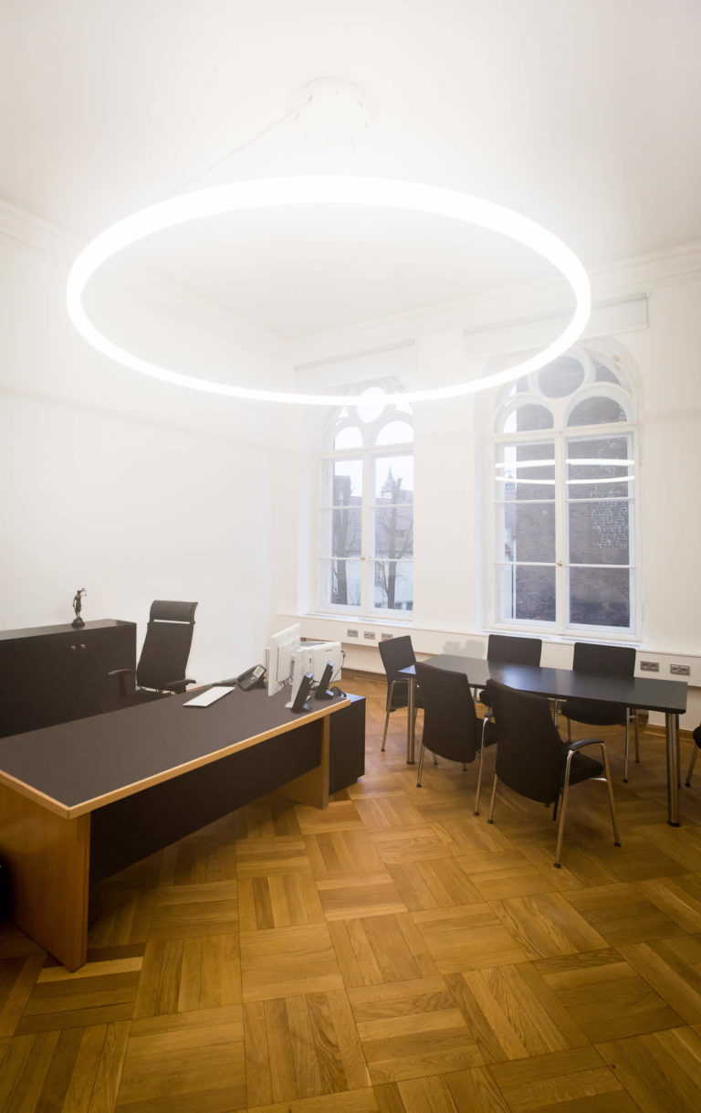 LED Designer Leuchte TheO im Konferenzraum des Landgerichts