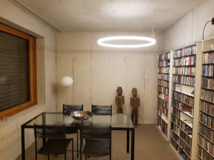 LED Ringleuchte TheO in einem privaten Kunstraum im Kanton Solothurn/Schweiz.