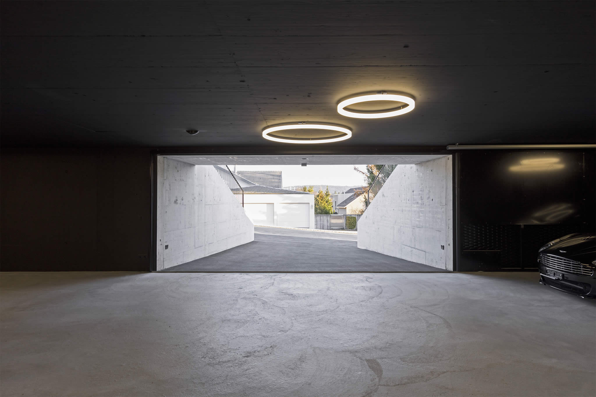 Zwei LED-Ringleuchten TheO von Lichtdesigner Stefan Restemeier als Beleuchtung für eine Tiefgarage in Zürich