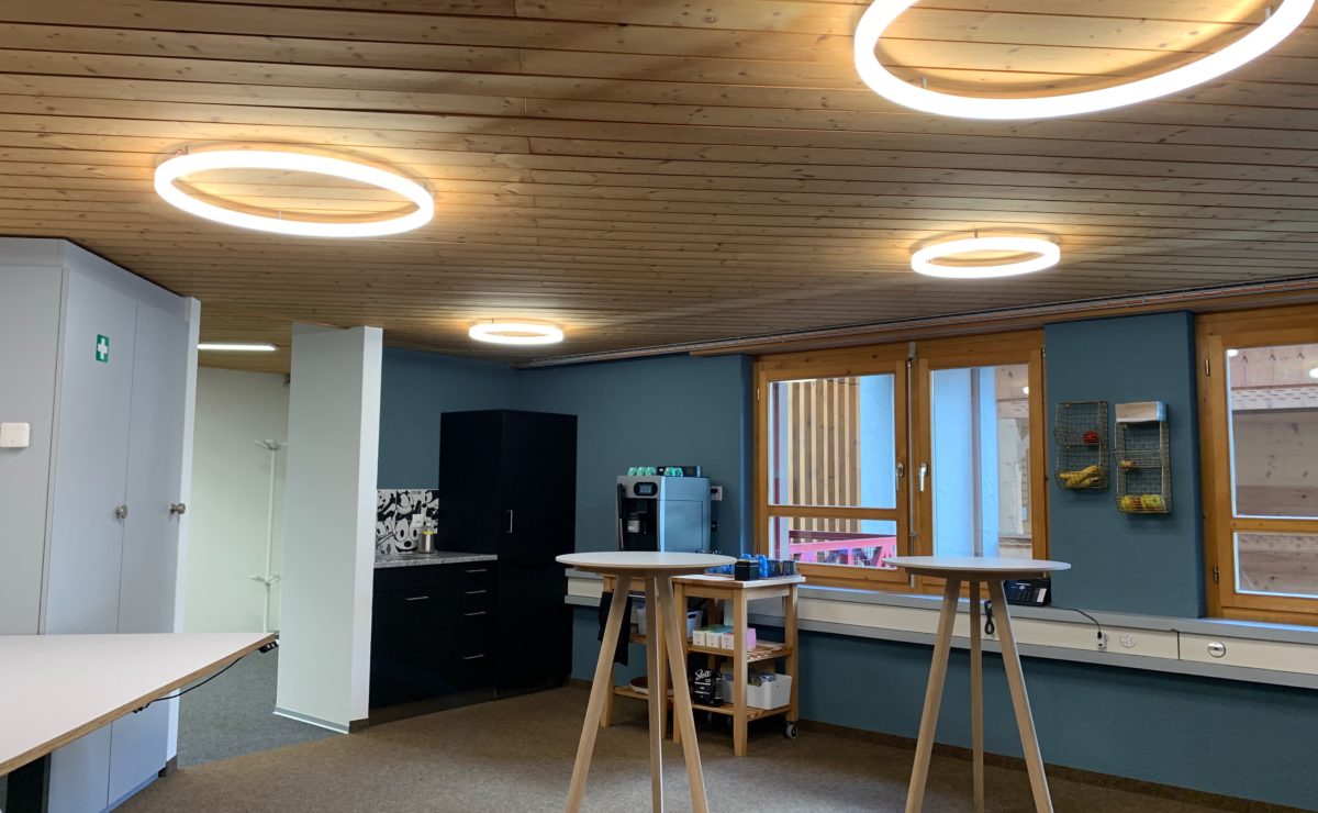 vier LED Ringleuchten TheO im Aufenthaltsraum der Flotron AG