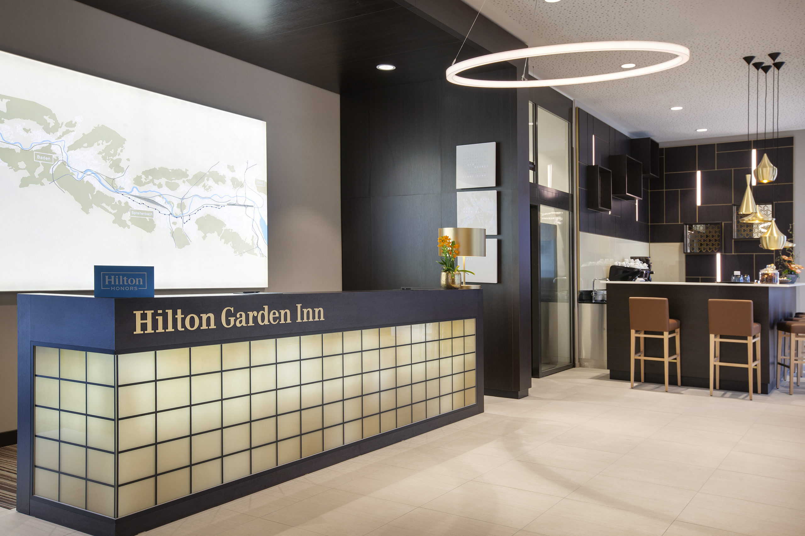 Ringleuchte TheO im Empfangsbereich des Foyers Hilton Hotel Garden Inn Zürich