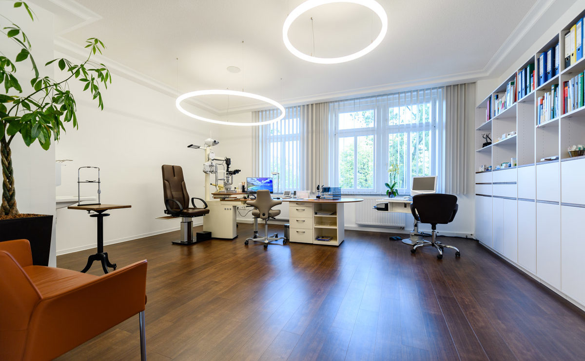 Behandlungszimmer und Büro Augenarzt mit LED Ringleuchten