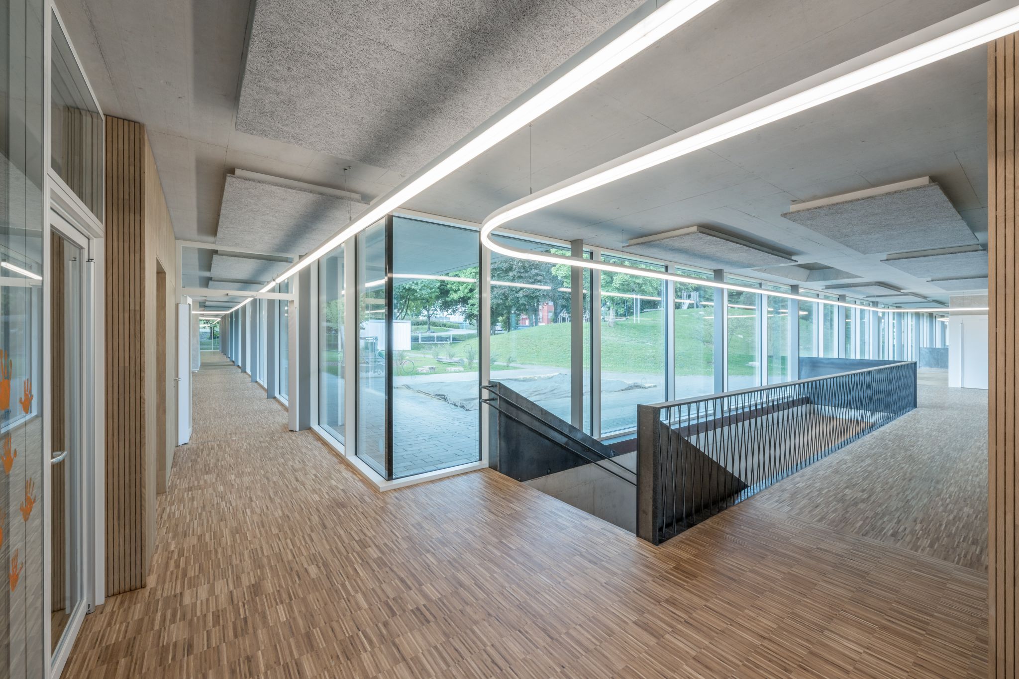 Langer verglaster Flur mit kontinuierlicher LED-Lichtlinie an der Decke