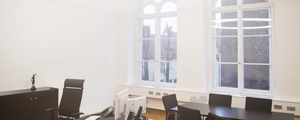 LED Designer Leuchte TheO im Konferenzraum des Landgerichts