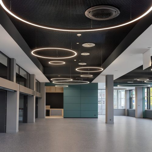 Ringleuchten TheO Black in der Mensa der BTU Cottbus mit dunklem Rasterdeckensystem