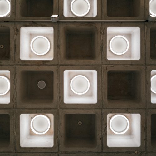 Detailansicht der TheO Ringleuchte im quadratischen Museumsraster im DKW Cottbus