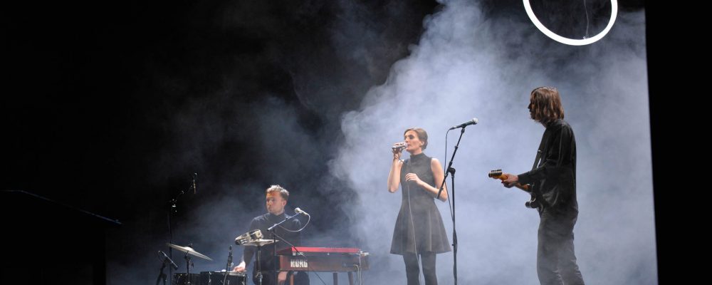 LED-Ringleuchte TheO auf der Bühne Filmfestival Cottbus Band spielt